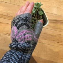Load image into Gallery viewer, Fager Pattern Swedish Wrist Warmers